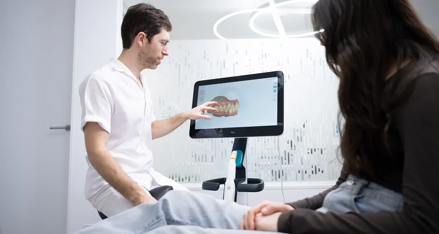 Dr. Nemec erklaert patientin scan des gebisses