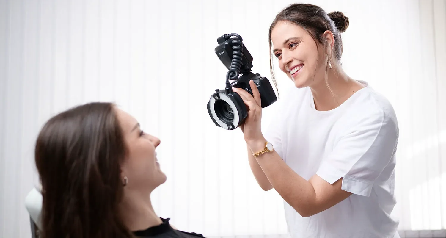 Frau fotografiert patientin ZAS