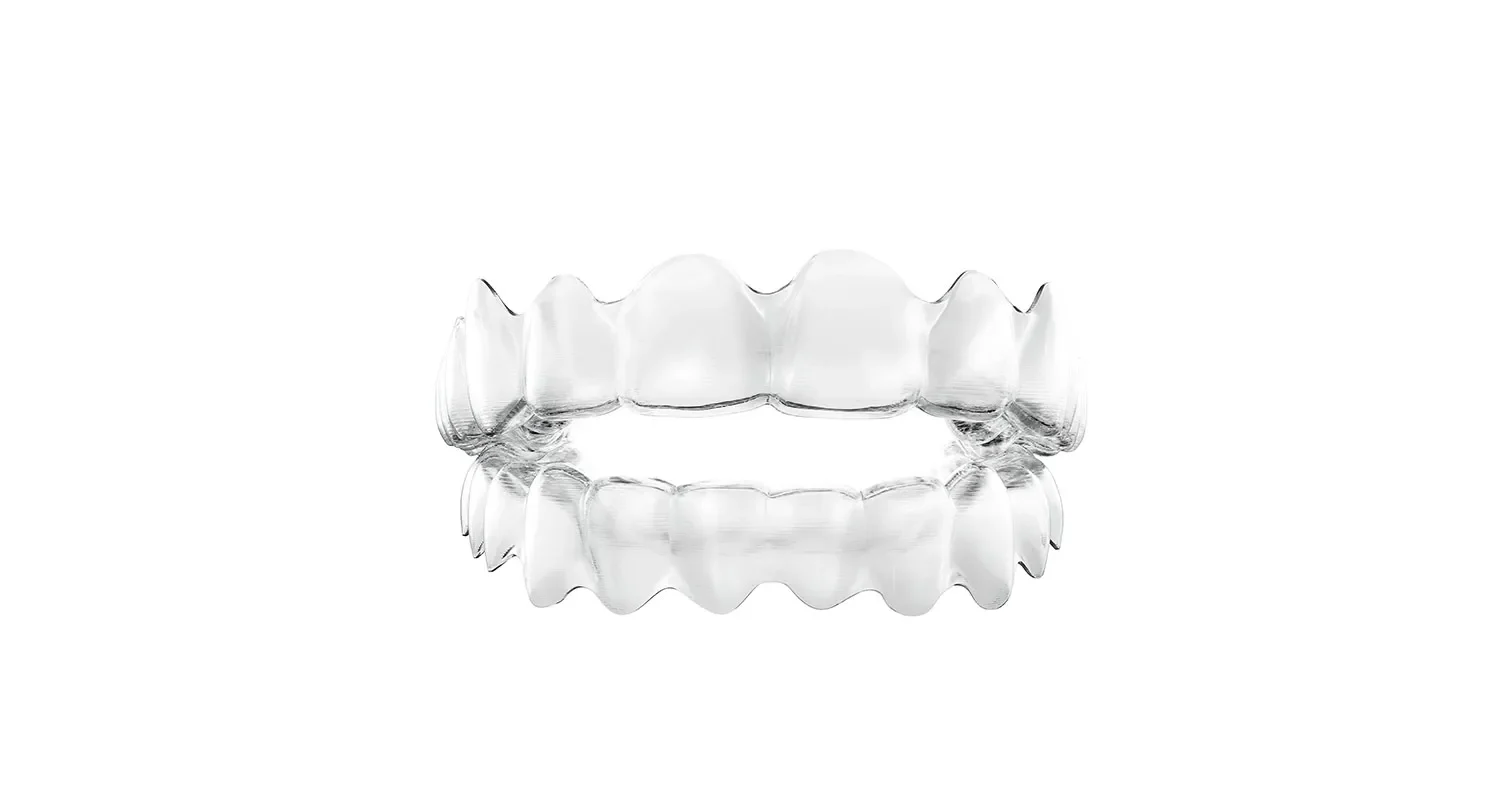 Aligner Transparente Zahnschiene für Zahnkorrektur auf weißem Hintergrund.