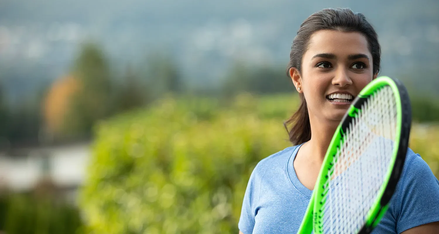 frau beim Tennisspielen