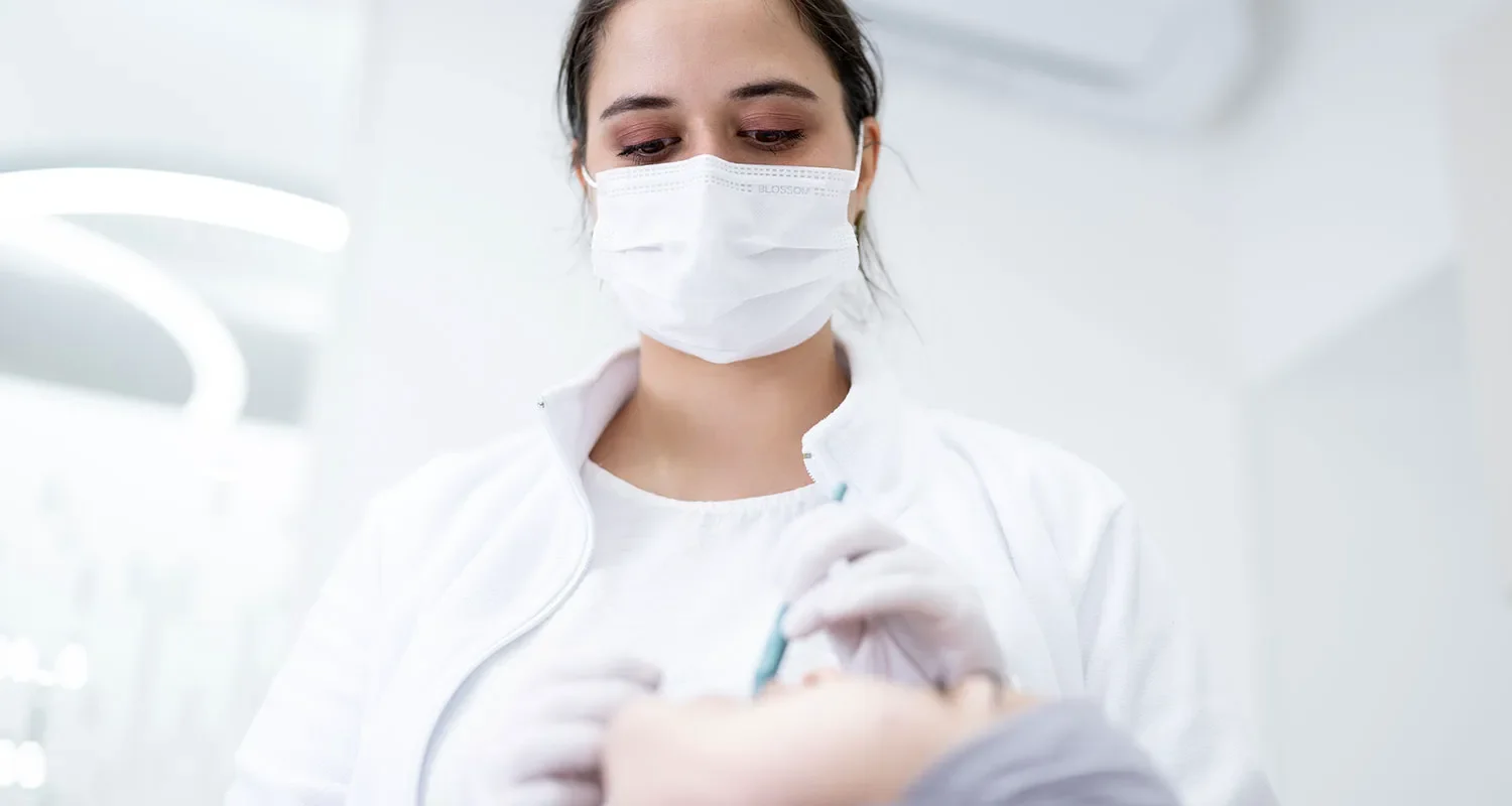 zahnaerztin behandelt patientin im zas.wien zahngesundheit am suennhof